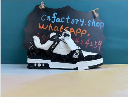 LV TRainers black thumbnail 3