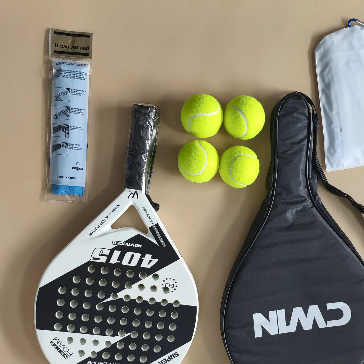 LitBuy QC-Foto: ein Padel-Schläger-Set mit Bällen, Tasche und Griffband auf einer Messmatte mit Lineal am Rand